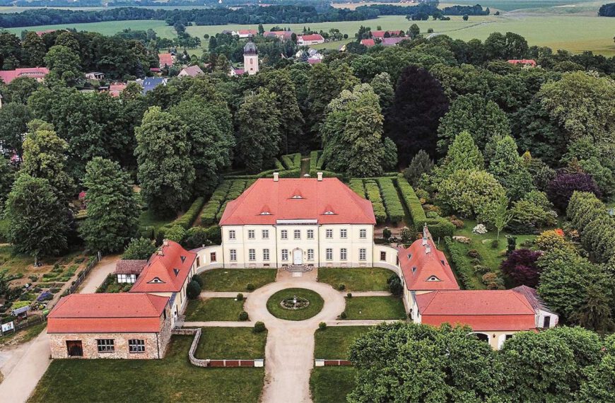 Café zur Rhododendronblüte – Genuss im Königshainer Schloss